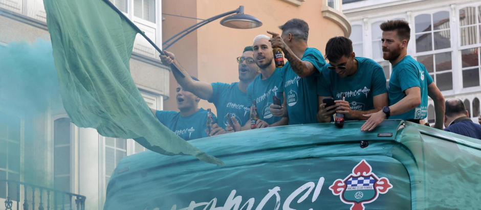 Los futbolistas del Racing en el autobús que recorrió las calles de Ferrol