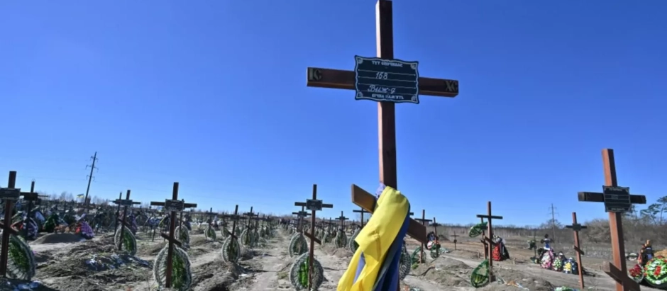 Una fotografía muestra una cruz en la tumba de una persona local no identificada, con el número 168, que fue asesinada en la ciudad ucraniana de Bucha, al noroeste de Kiev, el 30 de marzo de 2023, un día antes de la celebración del primer aniversario de la liberación de Bucha. de las tropas rusas el 31 de marzo. FOTO: AFP