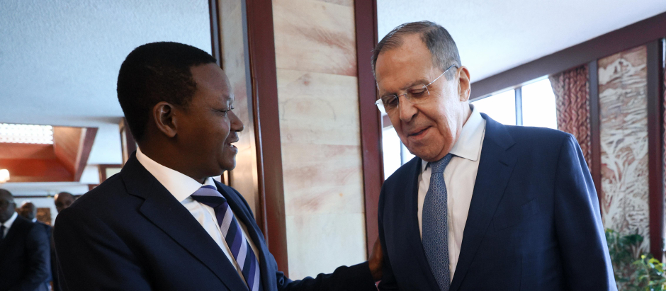 El ministro de Relaciones Exteriores de Rusia, Sergei Lavrov, se reúne con Alfred Mutua,secretario del Gabinete para Asuntos Exteriores de Kenia