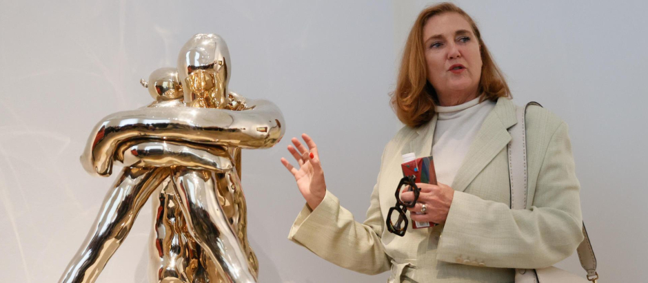 Francesca Thyssen-Bornemisza, fundadora y presidenta de TBA21, posa junto a la escultura de bronce de la artista británica Sarah Lucas que forma parte de la muestra "Encuentros: obras de la Colección TBA21" que se podrá visitar del 31 de mayo al 8 de octubre de 2023 en el Museo Thyssen-Bornemisza de Madrid. EFE/ Mariscal