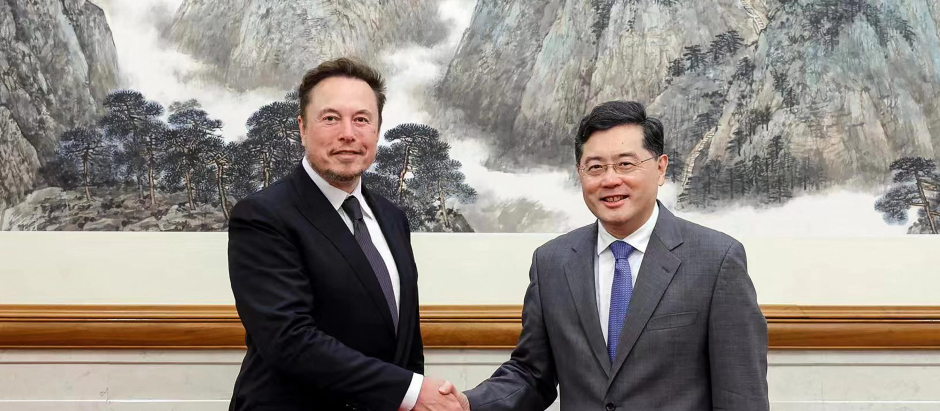 Elon Musk junto al ministro de asuntos exteriores de China, Qin Gang