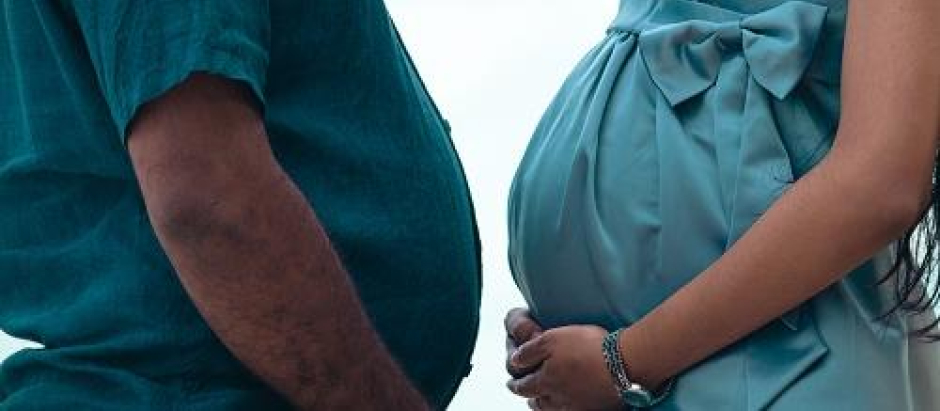 Una mujer embarazada y un hombre con sobrepeso
