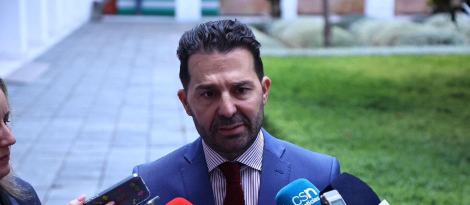 Noel López atiende a los medios de comunicación en el Parlamento de Andalucía