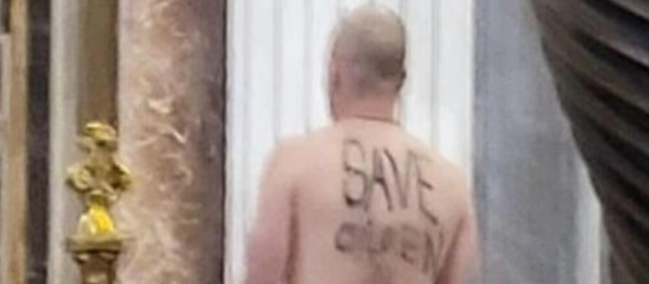 El hombre llevaba pintado el cuerpo con mensajes a favor de Ucrania