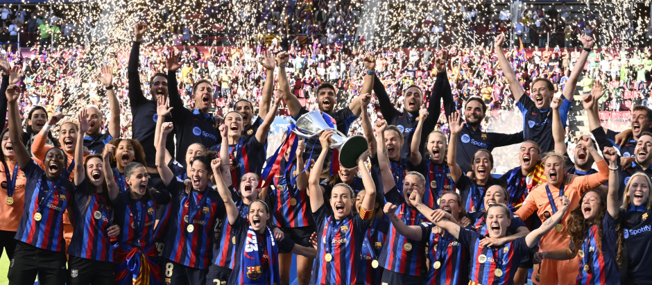 Las jugadoras del Barcelona levantan la Champions
