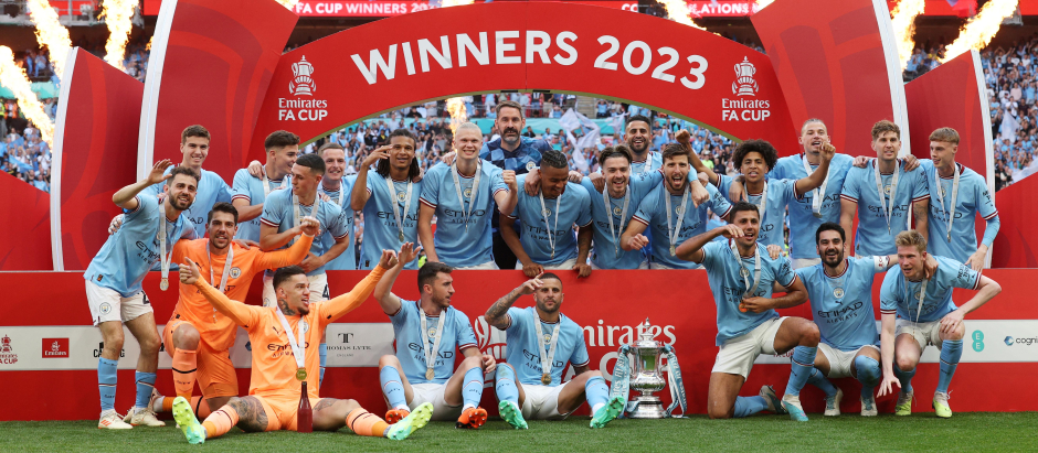 Los jugadores del Manchester City levantan la FA Cup