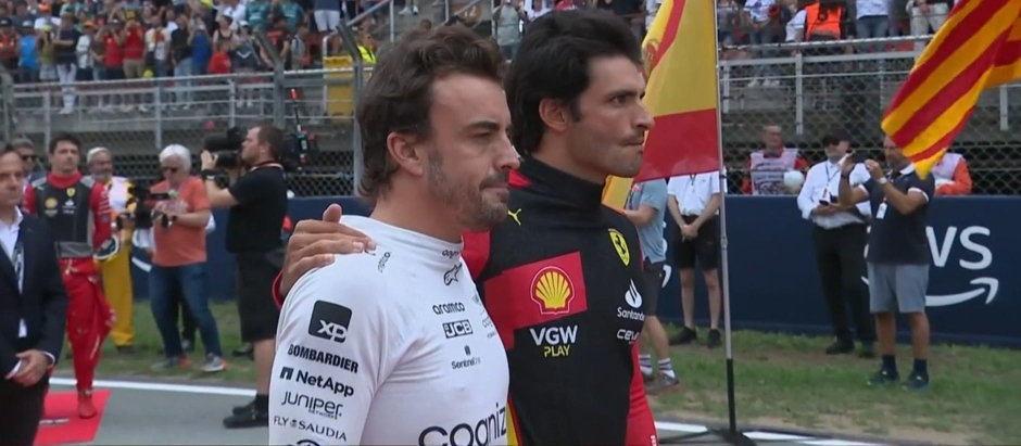 Fernando Alonso y Carlos Sainz, en el momento de escuchar el himno de España