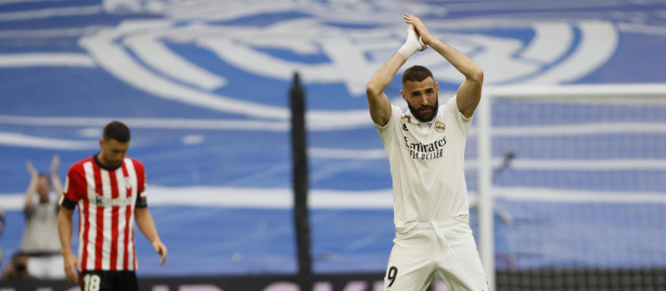 Karim Benzema se despide de los aficionados blancos presentes en el Santiago Bernabéu