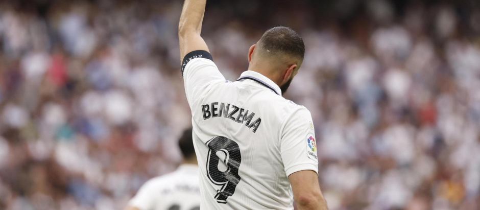 El delantero del Real Madrid Karim Benzema celebra su gol durante su último partido con el Real Madrid