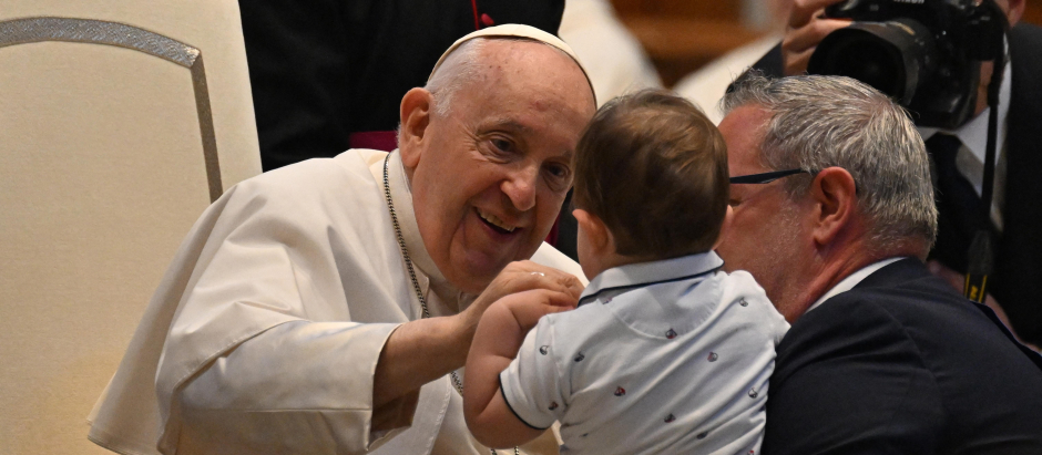 Pope Francis blesses a toddler during an audience to pilgrims from Concesio and Sotto il Monte, on June 3, 2023 at St. Peter's basilica in The Vatican. (Photo by Tiziana FABI / AFP)