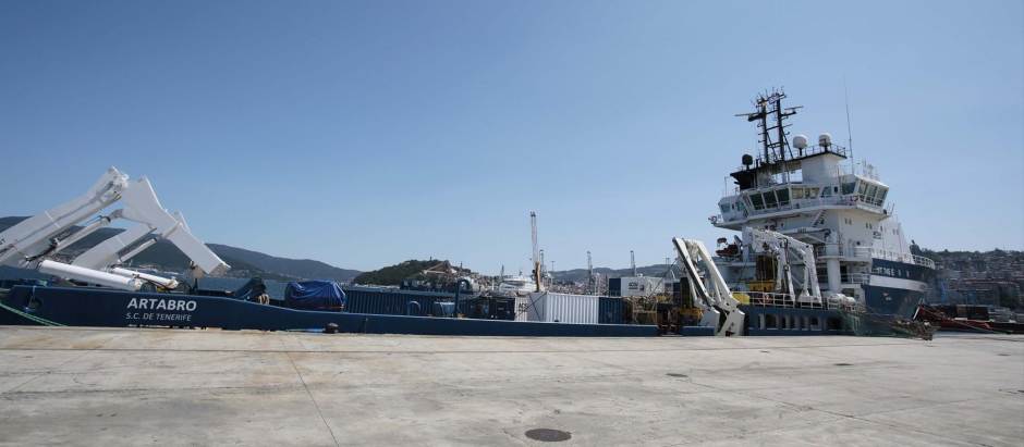 El buque de inspección del pecio del 'Villa de Pitanxo', el ‘Artabro’, en el Puerto de Vigo