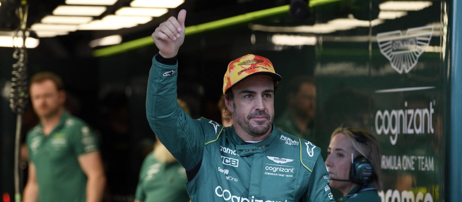 Fernando Alonso saluda a los aficionados desplazados al Gran Premio de España