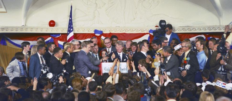 Kennedy se dirige a sus seguidores en el Salón Embassy del Hotel Ambassador