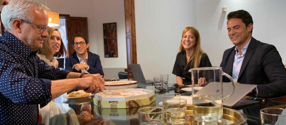 El conseller de Modelo Económico, Turismo y Trabajo en funciones, Iago Negueruela, con responsables de Ryanair