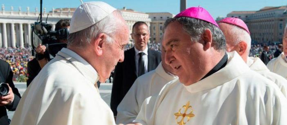 El obispo de Canarias, José mazuelos, saluda al Papa Francisco
