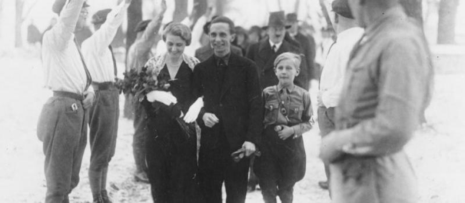 Joseph y Magda el día de su boda. Adolf Hitler, quien figura detrás de la pareja, sirvió como padrino del novio