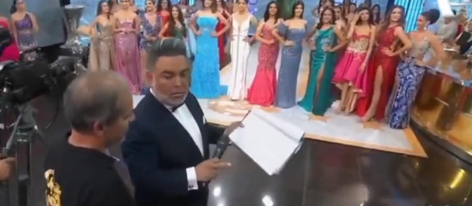 Andrés Hurtado en el momento de despedir al productor de su programa en la televisión peruana