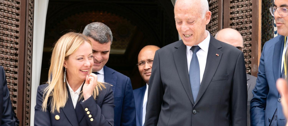 Giorgia Meloni junto al presidente Kais Saied en Túnez