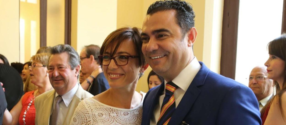 María Gámez, ex directora de la Guardia Civil, junto a su marido