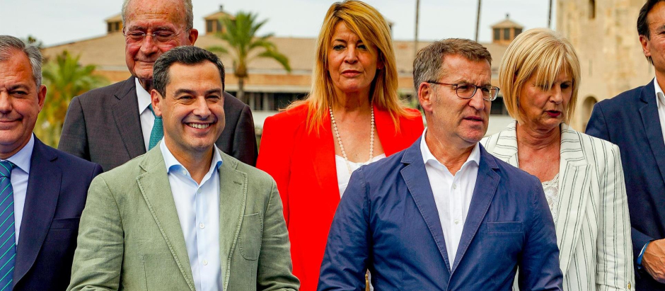 Alberto Núñez Feijóo, junto a Juanma Moreno en la Junta Directiva del PP andaluz