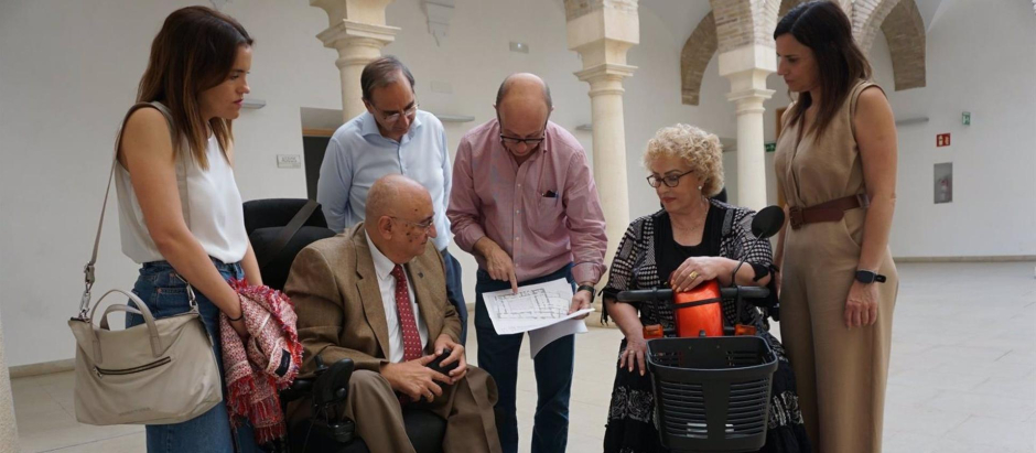 Javier García y Lola Expósito (en sillas de ruedas), visitan el Palacio de Congresos con técnicos de la Junta y María Dolores Gálvez (dcha.)
