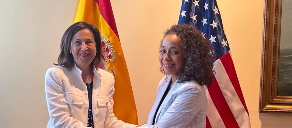 La ministra de Defensa, Margarita Robles, rubrica el acuerdo sobre Rota con la embajadora estadounidense