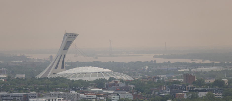 El Estadio Olímpico de Montreal rodeado de humo