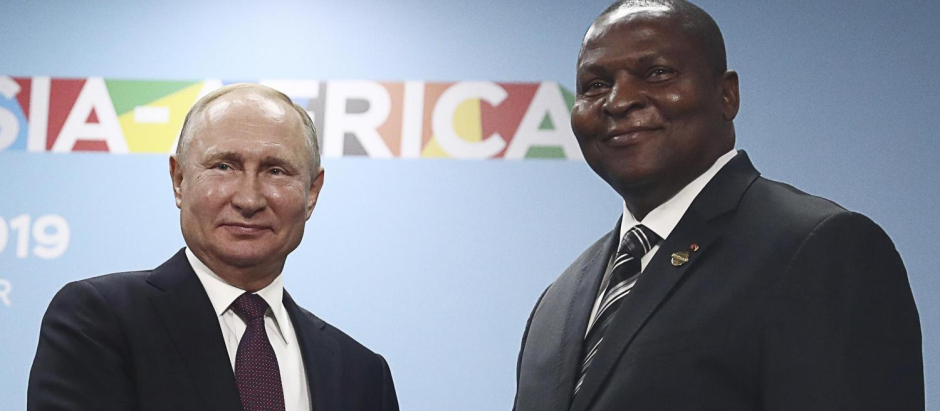 Vladimir Putin junto a Faustin-Archange Touadéra, el presidente de la República Centroafricana (RCA)