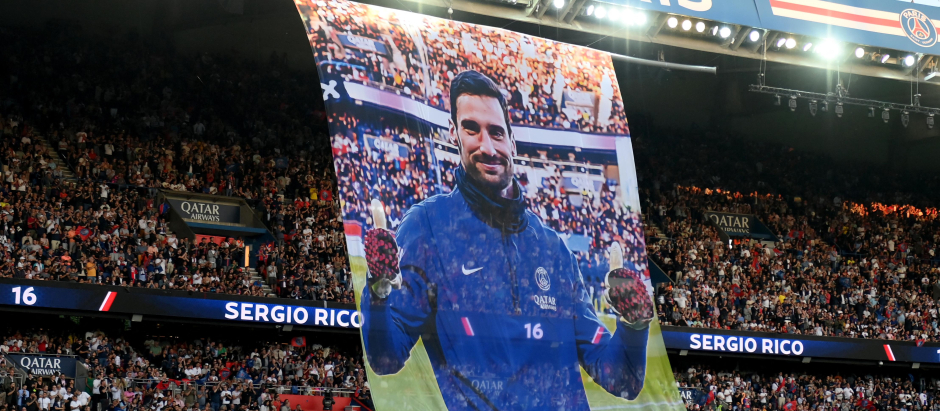 El PSG apoyó a Sergio Rico con una gran lona en su estadio