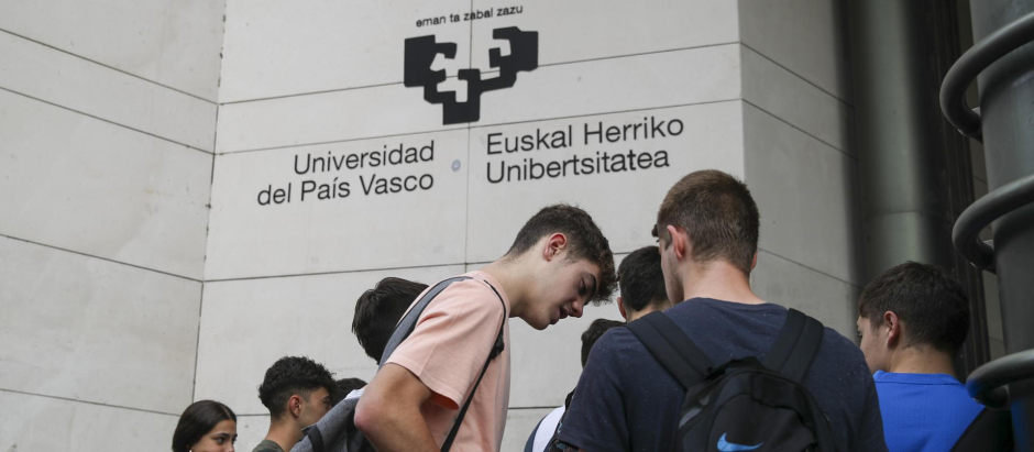 Estudiantes se agolpan en la facultad de ingeniería para realizar las pruebas de la Evaluación para el Acceso a la Universidad en País Vasco