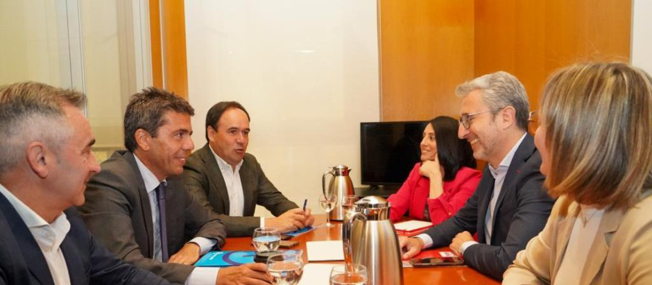 Los equipos del Partido Popular y PSPV-PSOE, al comienzo de la reunión de cara a la investidura de Mazón.