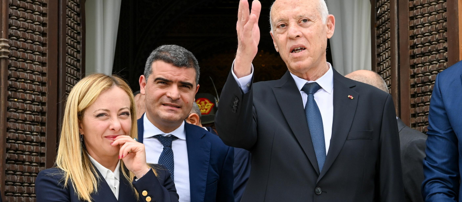 A handout picture provided by the Tunisian Presidency Press Service, shows Tunisian President Kais Saied (R) and Italian Prime Minister Giorgia Meloni (L), during a meeting in Tunis, on June 6, 2023. (Photo by - / TUNISIAN PRESIDENCY / AFP) / === RESTRICTED TO EDITORIAL USE - MANDATORY CREDIT "AFP PHOTO / HO / PRESIDENCY PRESS SERVICE " - NO MARKETING NO ADVERTISING CAMPAIGNS - DISTRIBUTED AS A SERVICE TO CLIENTS === - === RESTRICTED TO EDITORIAL USE - MANDATORY CREDIT "AFP PHOTO / HO / PRESIDENCY PRESS SERVICE " - NO MARKETING NO ADVERTISING CAMPAIGNS - DISTRIBUTED AS A SERVICE TO CLIENTS === /