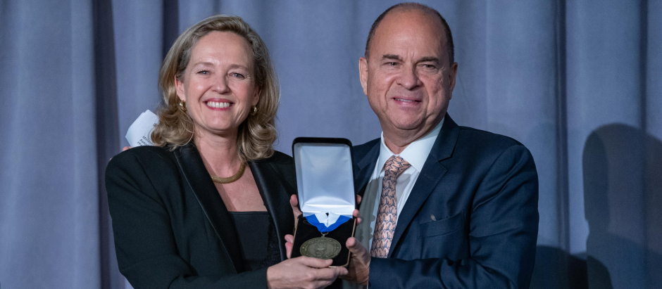 El presidente de MSCI Inc, Henry A. Fernandez, entrega la medalla del Foreign Policy Association 2023 a Nadia Calviño