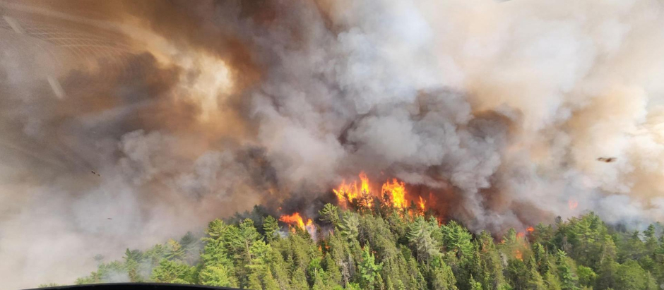 Fotografía cedida por el Gobierno de Ontario que muestra un incendio forestal