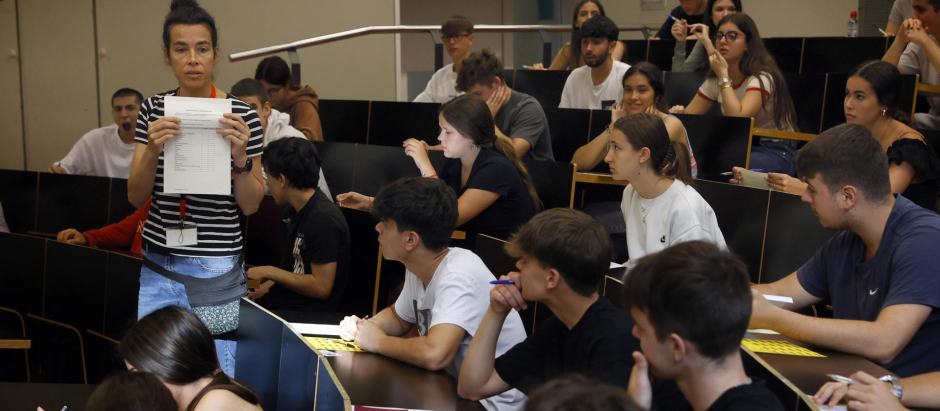 Un grupo de estudiantes hace la Selectividad en una de las aulas de la Universidad Pompeu Fabra