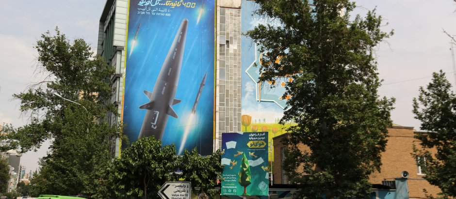 Una valla publicitaria gigante con una imagen del misil hipersónico 'Fattah', en Teherán