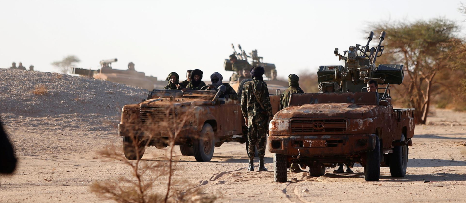 Fuerzas Saharauis situadas a lo largo del muro de separación en la zona de Mahbes, en el Sáhara Occidental