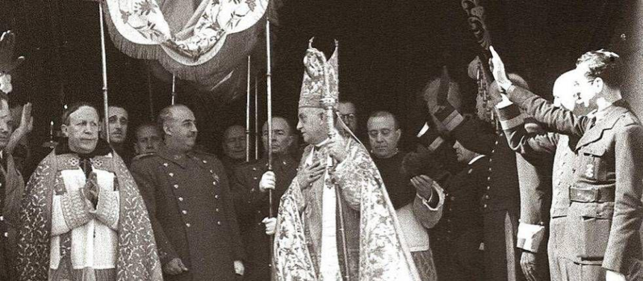 Francisco Franco, bajo palio, junto al obispo Eijo Garay