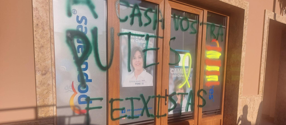La sede del PP de Ciudadela, en Menorca, ha amanecido vandalizada este sábado