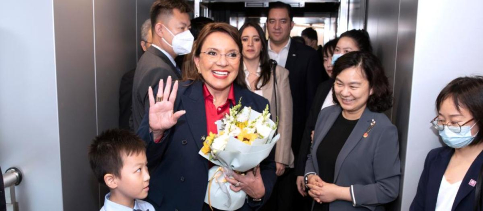 La presidenta de Honduras Xiomara Castro a su llegada a Shanghái, China