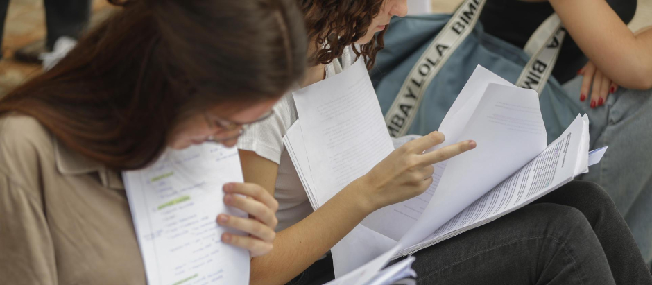 Varios alumnos dan el último repaso antes de comenzar los exámenes de la Evaluación del Bachillerato para el Acceso a la Universidad (EBAU)