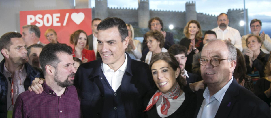 Pedro Sánchez, junto a los socialistas de Ávila, en 2019