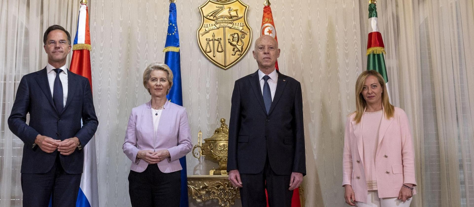 El primer ministro neerlandés Mark Rutte, Ursula von der Leyen, el presidente de Túnez Kais Said y Giorgia Meloni