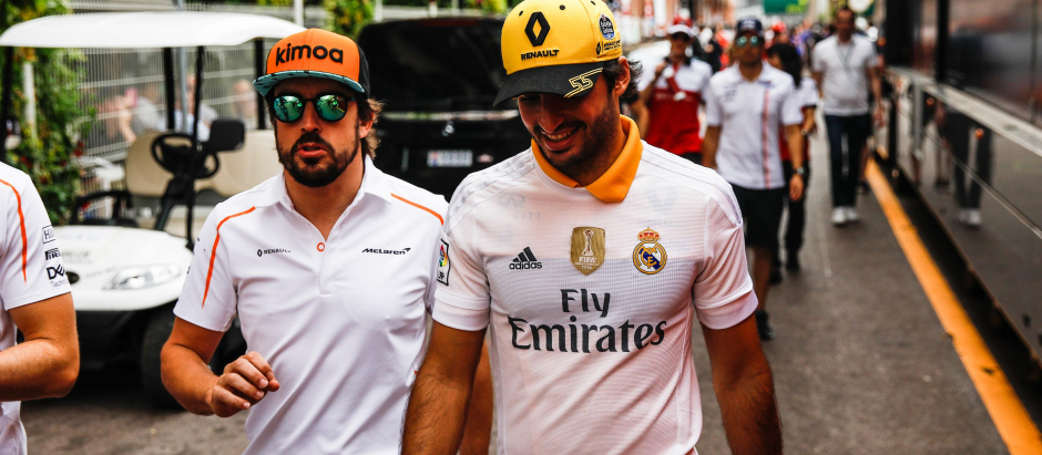 Carlos Sainz Jr and Fernando Alonso during the Monaco Formula One Gran Prix  in Montecarlo
en la foto : camiseta equipo " Real Madrid "