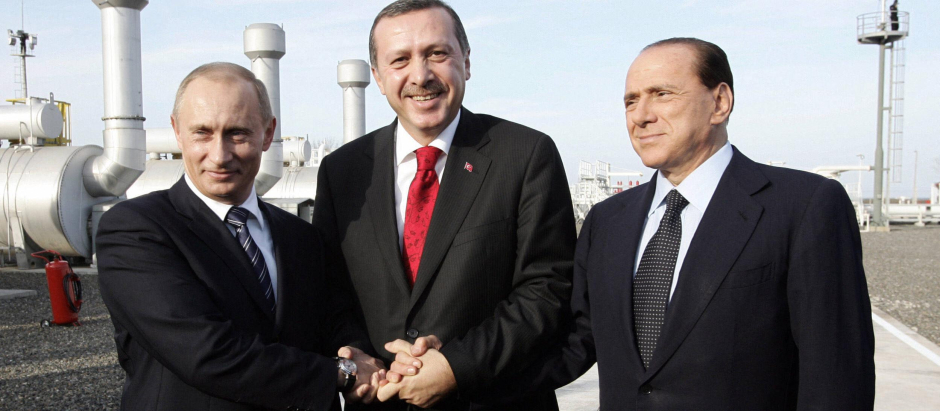 (FILES) Turkish Prime Minister Tayyip Erdogan (C) is flanked by Russian President Vladimir Putin (L) and Italian Prime Minister Silvio Berlusconi (R) as they pose at the Botas gas pumping station at Durusu near Turkey's Black Sea city of Samsun, 17 November 17, 2005, whilst inaugurating a gas pipeline "Blue Stream" carrying Russian gas to Turkey through the Black Sea. Italian ex-prime minister Silvio Berlusconi died at age 86. (Photo by AFP)
