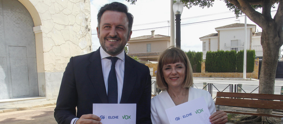 El candidato a la alcaldía del PP, Pablo Ruz, y la cabeza de lista de Vox, Aurora Rodil, durante el acto de la firma del acuerdo de gobierno