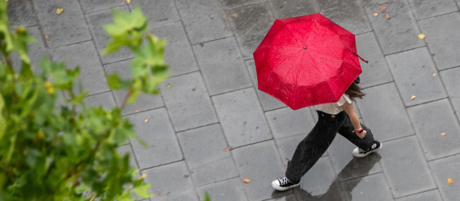 Una persona camina bajo la lluvia en Zaragoza