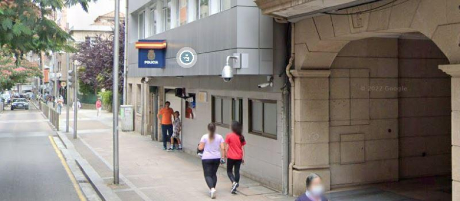 Imagen de la comisaría de la POlicía Nacional de Pontevedra, donde se ha producido el ataque