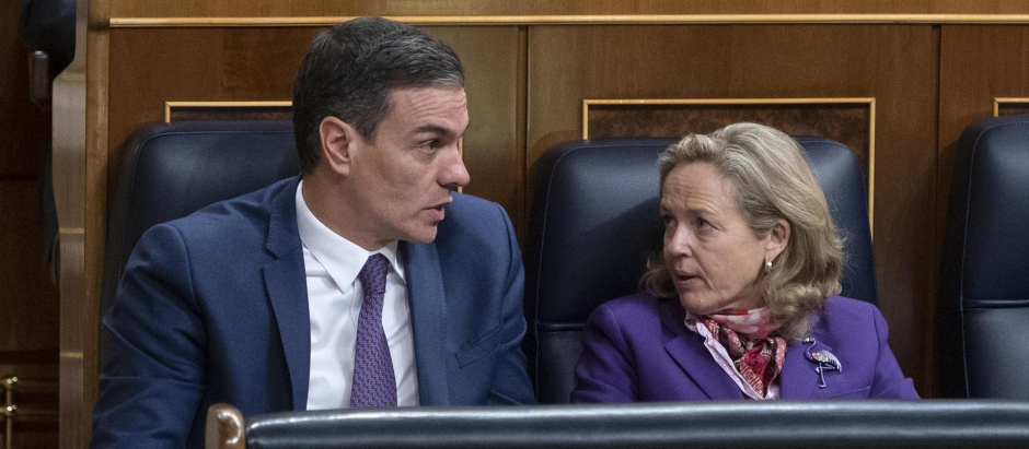 El presidente del Gobierno, Pedro Sánchez, y la ministra de Asuntos Económicos, Nadia Calviño.
