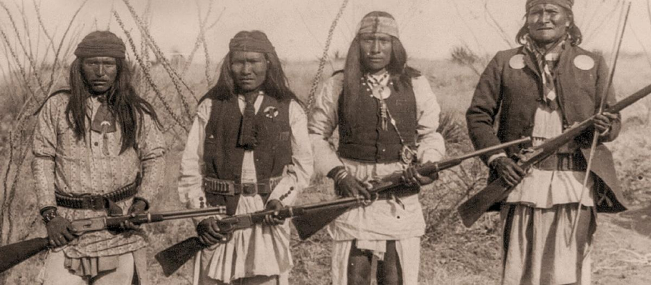 Portada de «Las guerras apaches. Polvo y sangre en la última frontera del salvaje Oeste» de Paul Andrew Hutton